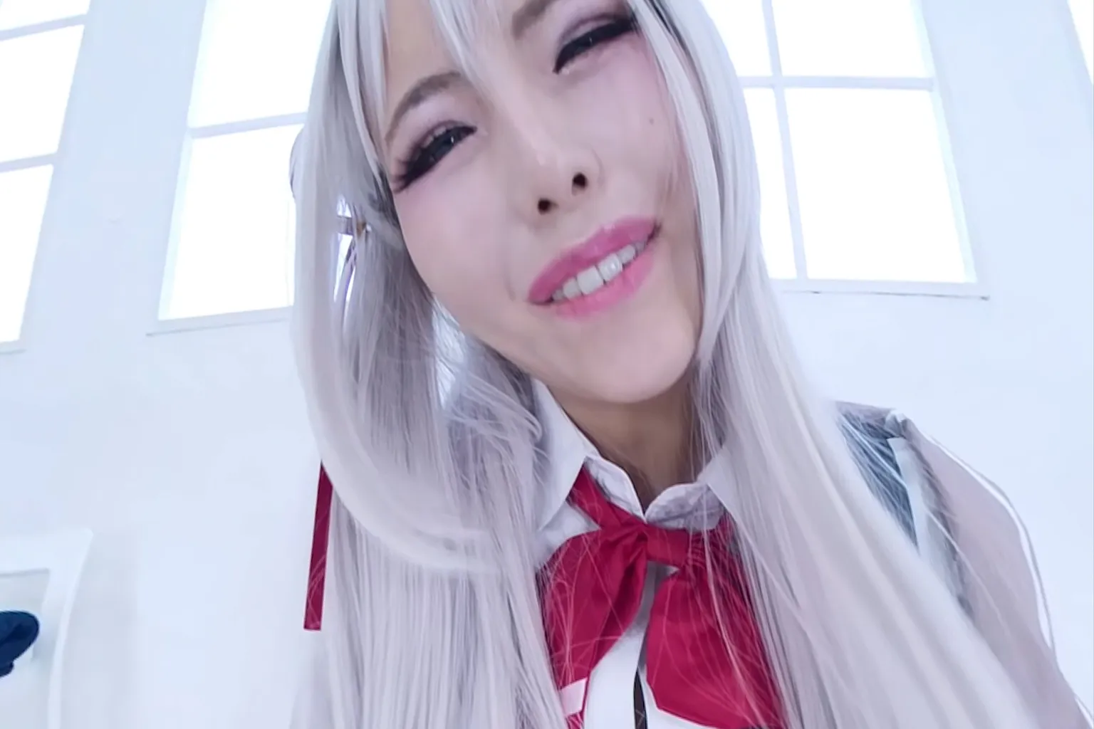 VR-Video des japanischen Studios Hamezu. Eine Figur in Uniform nähert sich der Kamera und lächelt, wodurch ein starkes Gefühl von Nähe und VR-Immersion entsteht.