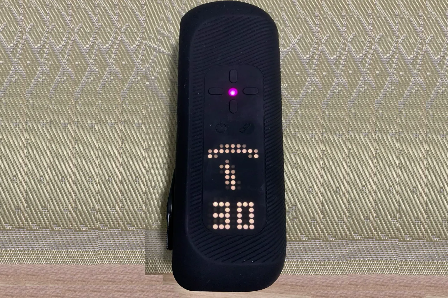 The Handy 2 Pro zeigt die Bewegungsintensität auf Stufe 80 mit pinker Statusleuchte.