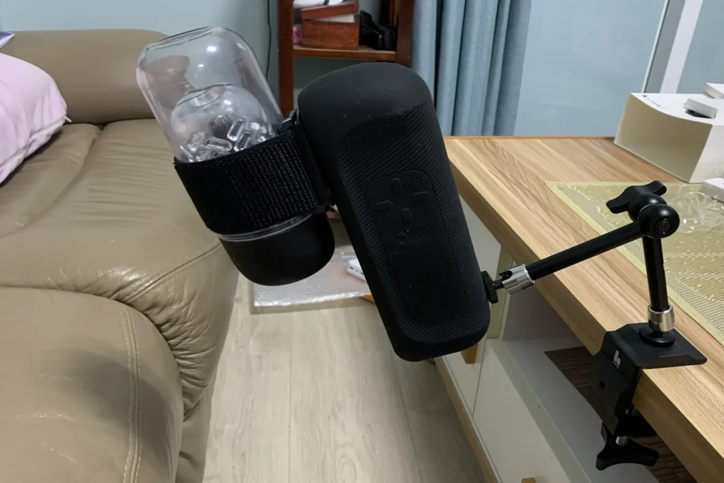 The Handy 2 Pro ist mit dem Desk Mount Kit am Tisch befestigt und seitlich stabil ausgerichtet.