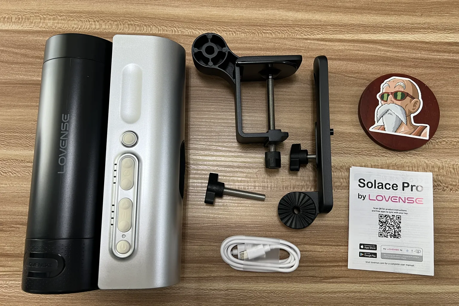 Lieferumfang des Lovense Solace Pro mit Hauptgerät, Tischhalterung, USB-C-Ladekabel und Bedienungsanleitung