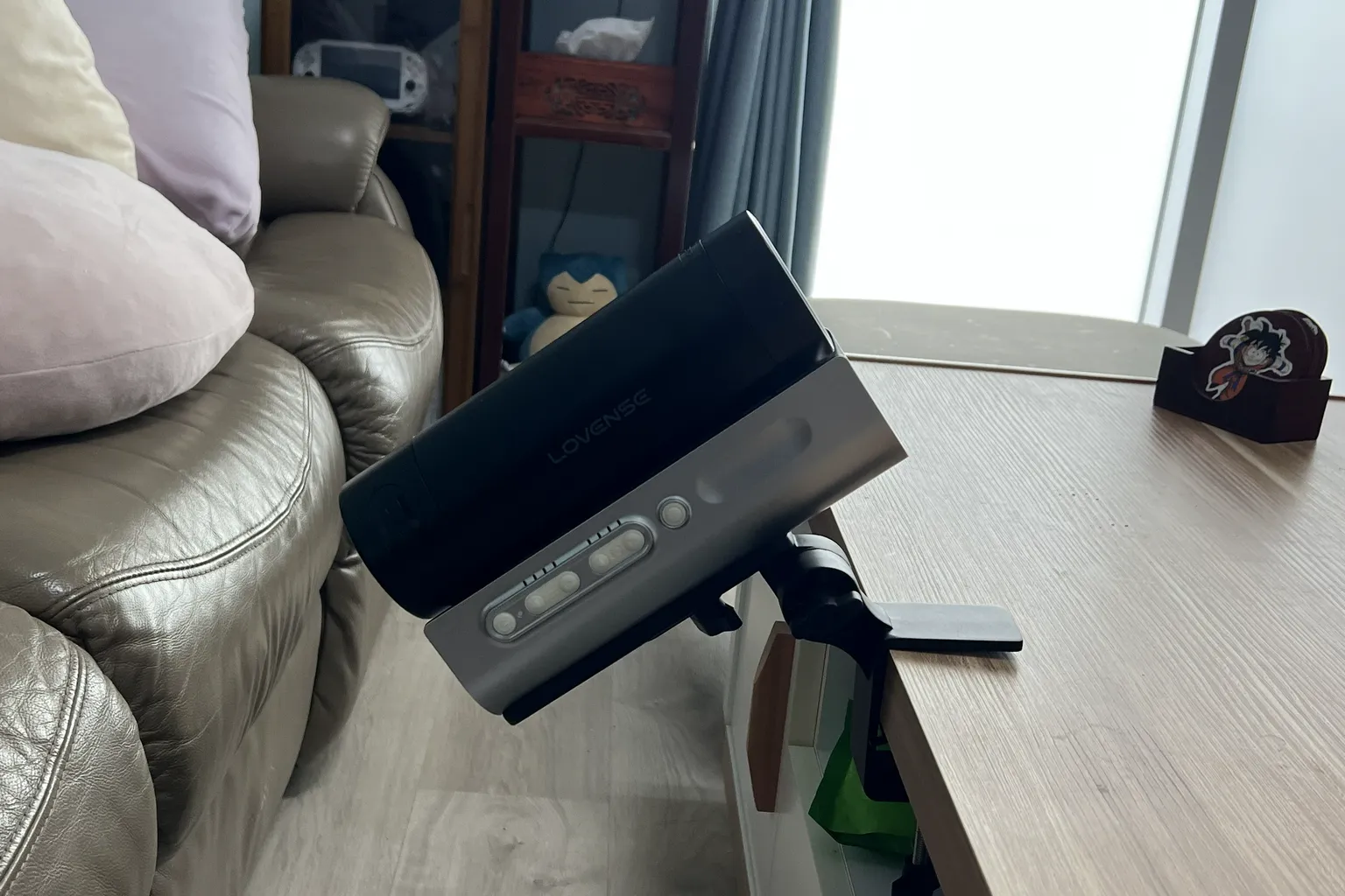 Lovense Solace Pro mit der mitgelieferten Tischhalterung an der Tischkante befestigt und in einem schrägen Winkel eingestellt